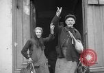 Immagine di Vecchia coppia La Haye du Puits Francia, 1944, secondo 31 filmato di repertorio 65675050171