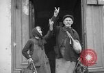 Immagine di Vecchia coppia La Haye du Puits Francia, 1944, secondo 32 filmato di repertorio 65675050171