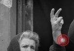 Immagine di Vecchia coppia La Haye du Puits Francia, 1944, secondo 37 filmato di repertorio 65675050171