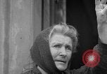 Immagine di Vecchia coppia La Haye du Puits Francia, 1944, secondo 39 filmato di repertorio 65675050171