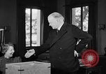 Standbild Herbert Hoover Abstimmung Palo Alto California USA, 1940, aus Sekunde 15 historischem Filmmaterial Videoclip 65675050189
