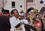 Standbild street Magician Marrakesch Marokko, 1942, aus Sekunde 29 historischem Filmmaterial Videoclip 65675050222