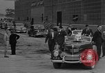 Image Roosevelt visites usine d'aviation United States USA, 1942, de la seconde 27 séquences d'archives historiques vidéo 65675050253