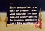 Standbild relocation Centers United States USA, 1942, aus Sekunde 13 historischem Filmmaterial Videoclip 65675050274