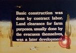 Standbild relocation Centers United States USA, 1942, aus Sekunde 14 historischem Filmmaterial Videoclip 65675050274