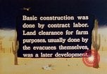 Standbild relocation Centers United States USA, 1942, aus Sekunde 16 historischem Filmmaterial Videoclip 65675050274