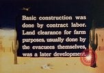Standbild relocation Centers United States USA, 1942, aus Sekunde 17 historischem Filmmaterial Videoclip 65675050274