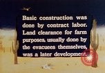 Standbild relocation Centers United States USA, 1942, aus Sekunde 19 historischem Filmmaterial Videoclip 65675050274