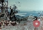 Standbild Kriegsbemalung zum Abdunkeln weißer Haut Südostasien, 1942, aus Sekunde 29 historischem Filmmaterial Videoclip 65675050279