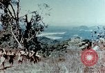 Standbild Kriegsbemalung zum Abdunkeln weißer Haut Südostasien, 1942, aus Sekunde 30 historischem Filmmaterial Videoclip 65675050279