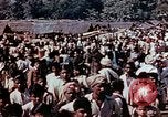 Standbild Kriegsbemalung zum Abdunkeln weißer Haut Südostasien, 1942, aus Sekunde 33 historischem Filmmaterial Videoclip 65675050279