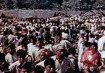 Standbild Kriegsbemalung zum Abdunkeln weißer Haut Südostasien, 1942, aus Sekunde 34 historischem Filmmaterial Videoclip 65675050279