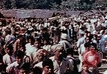 Standbild Kriegsbemalung zum Abdunkeln weißer Haut Südostasien, 1942, aus Sekunde 35 historischem Filmmaterial Videoclip 65675050279