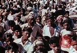 Standbild Kriegsbemalung zum Abdunkeln weißer Haut Südostasien, 1942, aus Sekunde 37 historischem Filmmaterial Videoclip 65675050279