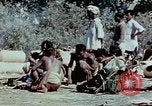 Standbild Kriegsbemalung zum Abdunkeln weißer Haut Südostasien, 1942, aus Sekunde 39 historischem Filmmaterial Videoclip 65675050279