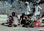 Standbild Kriegsbemalung zum Abdunkeln weißer Haut Südostasien, 1942, aus Sekunde 40 historischem Filmmaterial Videoclip 65675050279