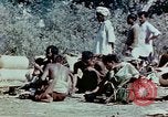 Standbild Kriegsbemalung zum Abdunkeln weißer Haut Südostasien, 1942, aus Sekunde 41 historischem Filmmaterial Videoclip 65675050279