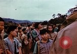 Standbild Kriegsbemalung zum Abdunkeln weißer Haut Südostasien, 1942, aus Sekunde 48 historischem Filmmaterial Videoclip 65675050279