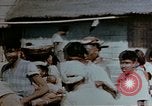 Standbild Kriegsbemalung zum Abdunkeln weißer Haut Südostasien, 1942, aus Sekunde 50 historischem Filmmaterial Videoclip 65675050279