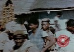 Standbild Kriegsbemalung zum Abdunkeln weißer Haut Südostasien, 1942, aus Sekunde 51 historischem Filmmaterial Videoclip 65675050279