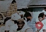 Standbild Kriegsbemalung zum Abdunkeln weißer Haut Südostasien, 1942, aus Sekunde 52 historischem Filmmaterial Videoclip 65675050279