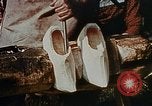 Standbild Holländische Holzschuhe hergestellt Holland Michigan USA, 1942, aus Sekunde 37 historischem Filmmaterial Videoclip 65675050329
