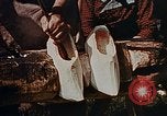Standbild Holländische Holzschuhe hergestellt Holland Michigan USA, 1942, aus Sekunde 41 historischem Filmmaterial Videoclip 65675050329