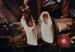 Standbild Holländische Holzschuhe hergestellt Holland Michigan USA, 1942, aus Sekunde 43 historischem Filmmaterial Videoclip 65675050329