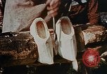 Standbild Holländische Holzschuhe hergestellt Holland Michigan USA, 1942, aus Sekunde 44 historischem Filmmaterial Videoclip 65675050329