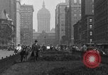 Image Traite une vache à New York New York City USA, 1929, de la seconde 13 séquences d'archives historiques vidéo 65675050358