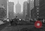 Image Traite une vache à New York New York City USA, 1929, de la seconde 14 séquences d'archives historiques vidéo 65675050358
