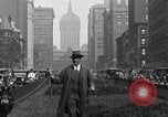 Image Traite une vache à New York New York City USA, 1929, de la seconde 20 séquences d'archives historiques vidéo 65675050358
