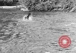 Standbild Fang den Fisch Hund Washington State United States USA, 1929, aus Sekunde 8 historischem Filmmaterial Videoclip 65675050359