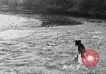 Standbild Fang den Fisch Hund Washington State United States USA, 1929, aus Sekunde 35 historischem Filmmaterial Videoclip 65675050359