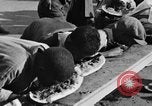 Standbild Wassermelone essen Wettbewerb Oakland California USA, 1929, aus Sekunde 28 historischem Filmmaterial Videoclip 65675050360