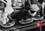 Standbild Wassermelone essen Wettbewerb Oakland California USA, 1929, aus Sekunde 34 historischem Filmmaterial Videoclip 65675050360