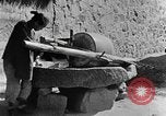 Standbild Dorf Schleifstein China, 1938, aus Sekunde 27 historischem Filmmaterial Videoclip 65675050387