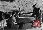 Standbild Dorf Schleifstein China, 1938, aus Sekunde 30 historischem Filmmaterial Videoclip 65675050387