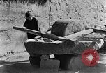Standbild Dorf Schleifstein China, 1938, aus Sekunde 33 historischem Filmmaterial Videoclip 65675050387