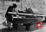 Standbild Dorf Schleifstein China, 1938, aus Sekunde 35 historischem Filmmaterial Videoclip 65675050387