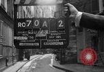 Standbild backstreet Alley Paris Frankreich, 1956, aus Sekunde 1 historischem Filmmaterial Videoclip 65675050427