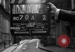 Standbild backstreet Alley Paris Frankreich, 1956, aus Sekunde 3 historischem Filmmaterial Videoclip 65675050427