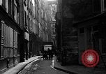 Standbild backstreet Alley Paris Frankreich, 1956, aus Sekunde 9 historischem Filmmaterial Videoclip 65675050427