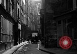 Standbild backstreet Alley Paris Frankreich, 1956, aus Sekunde 11 historischem Filmmaterial Videoclip 65675050427