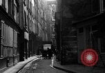 Standbild backstreet Alley Paris Frankreich, 1956, aus Sekunde 12 historischem Filmmaterial Videoclip 65675050427