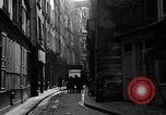 Standbild backstreet Alley Paris Frankreich, 1956, aus Sekunde 14 historischem Filmmaterial Videoclip 65675050427