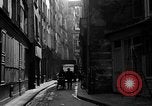 Standbild backstreet Alley Paris Frankreich, 1956, aus Sekunde 20 historischem Filmmaterial Videoclip 65675050427