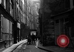 Standbild backstreet Alley Paris Frankreich, 1956, aus Sekunde 21 historischem Filmmaterial Videoclip 65675050427