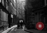 Standbild backstreet Alley Paris Frankreich, 1956, aus Sekunde 22 historischem Filmmaterial Videoclip 65675050427