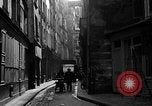 Standbild backstreet Alley Paris Frankreich, 1956, aus Sekunde 23 historischem Filmmaterial Videoclip 65675050427